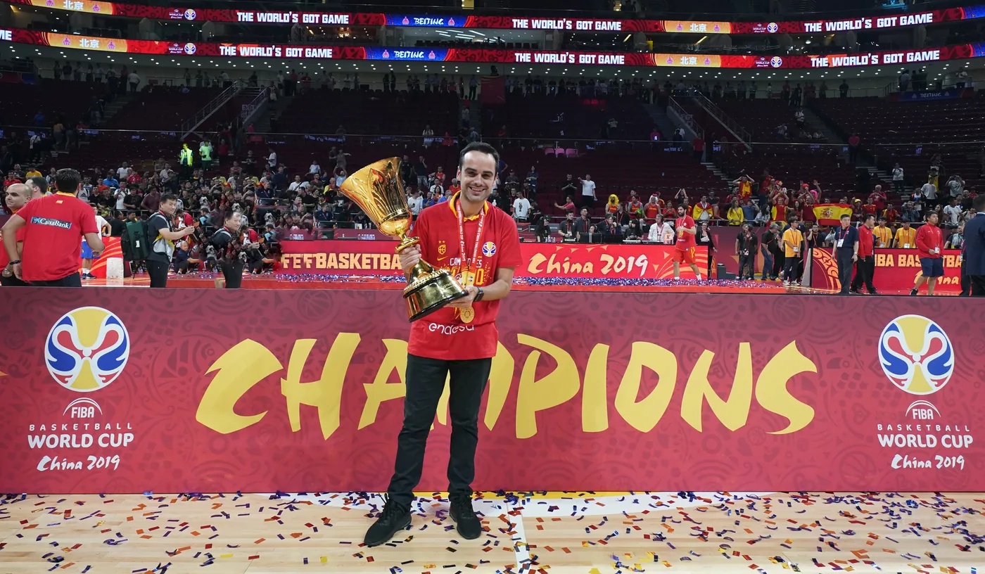 Jorge Lorenzo con el trofeo del Mundial de baloncesto 2019 en China