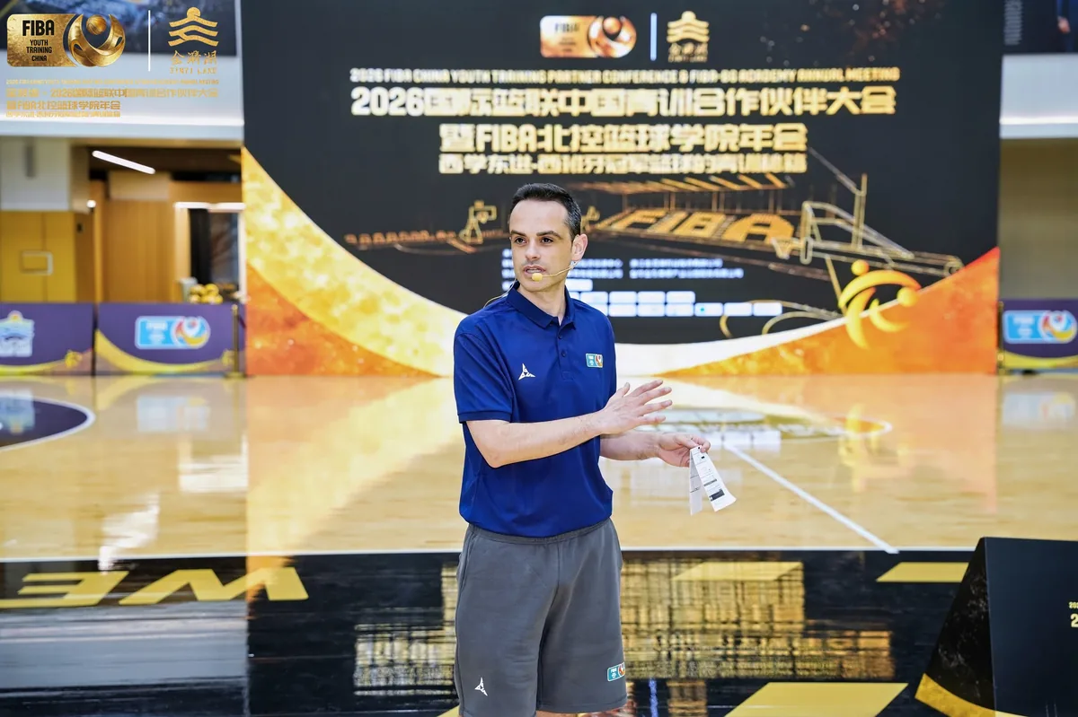 Jorge Lorenzo presentando en un evento internacional de FIBA en China