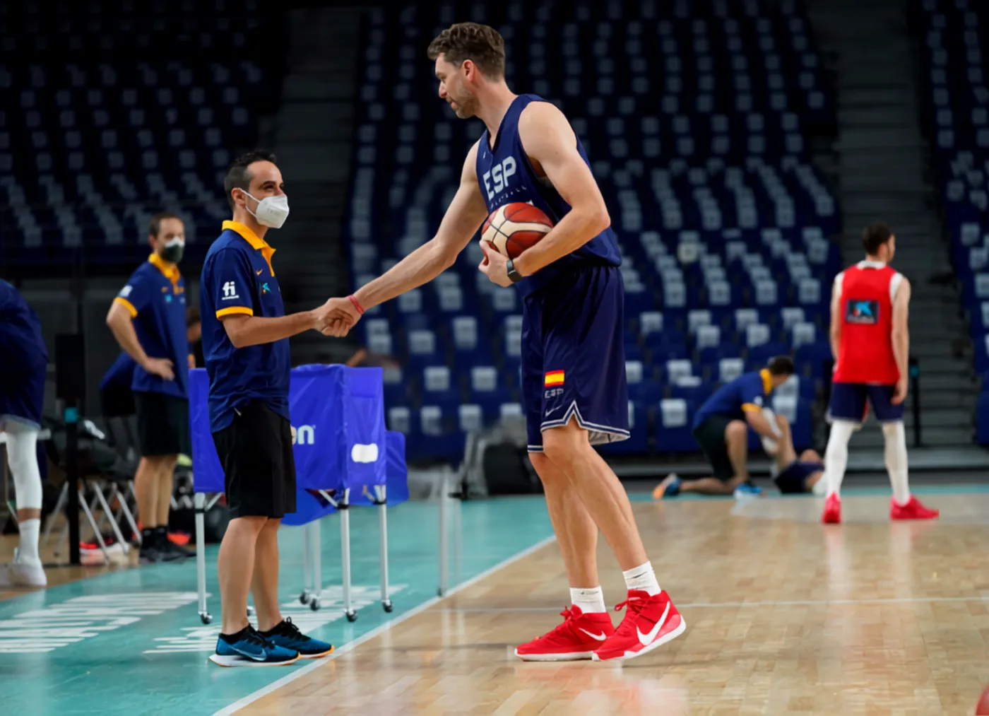 Jorge Lorenzo saludando a Pau Gasol en un entrenamiento de la Selección Española